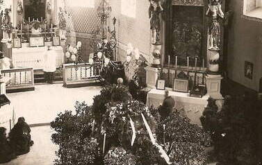 Wnętrze kościoła farnego. Pogrzeb burmistrza Maksymiliana Zi&oacute;łkowskiego. 1937 r. Z archiwum Grażyny Olszaniec 