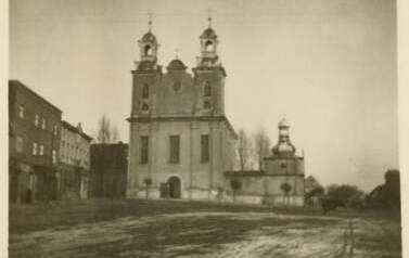 Widok na kości&oacute;ł poklasztorny. Z archiwum Adama Pezackiego 
