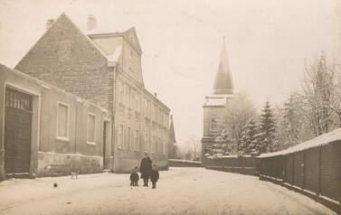 Kości&oacute;ł farny (po prawej) W głębi wieża kościoła ewangelickiego, 1930 r. Widok od ul. Sądowej. Z archiwum Barbary Sobowiec 