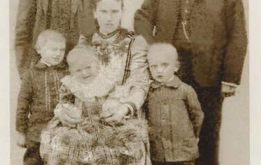 1906 r. Franciszka i Jan Budzińscy z dziećmi i ojcem Franciszki 