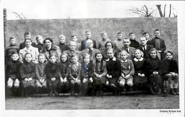 Szkoła Podst. w Kcyni, klasa IV. Na zdjęciu nauczyciele: m.in. Andrzejewska, Erdman. 1957 r. Z archiwum Stanisława Pilarskiego