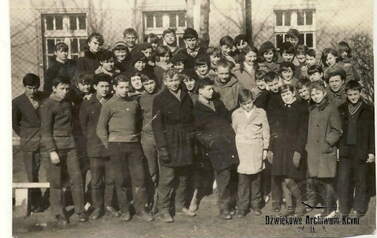 Szkoła podst. w Kcyni, kl. 8 a, wychowawca St.Pilarski, 1965 r. Z archiwum Stanisława Pilarskiego