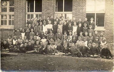 Szkoła powszechna w Mycielewie, nauczyciele Maria Gawrońska, p. Komczyński 1933 r. Z archiwum Wandy Częstochowskiej 