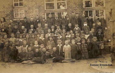Szkoła powszechna w Mycielewie, 8.05.1930 r. Z archiwum  Wandy Częstochowskiej 