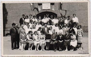 Zakończenie VII kl., 1962 r. Nauczyciele: p. Szczepaniak, p. Dawidowska, p. Poczobutt, p. Palinkiewicz, p. Gawrońska, po prawej stoi p. Partyka, 4. po prawej p. Oprus, po lewej stoi p. Andrzejewski, 3. po lewej p. Herzig.
