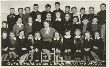 Szkoła Podst. w Kcyni, rok szkolny 1959/60. Nauczycielka Szymańska. Z archiwum rodziny Dykier i Kosznik 