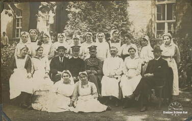 Opis obok zdjęcia: Matka [tj. Marianna Jedwabna, z d. Kawczyńska] w szpitalu, 1925 r. Z archiwum Barbary Sobowiec 