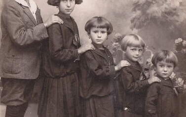 Rodzeństwo Kmiotek z Malic: Edward, Helena, Władysława, Janina i Izabela. Rok 1928 lub 1929. Z archiwum Marii Zaworskiej 