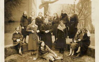 Stowarzyszenie Młodych Polek z ks. Franciszkiem Jędrzejewskim, 11.03.1934 r. Zdjęcie wykonane w pobliżu Sem.Nauczycielskiego. Z archiwum Stanisława Pilarskiego 