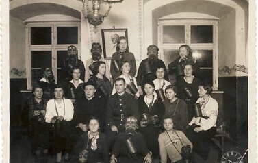 Katolickie Stowarzyszenie Młodzieży Żeńskiej. Kurs Ligi Przeciwlotniczej i Przeciwgazowej, Kcynia 30.01.1935 r. Na zdjęciu ks. Czesław Koczorowski. Z archiwum Stanisława Pilarskiego 