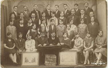 Koło śpiewu w Vuillemin-Ecailon, Francja, 1923 r. W prawym g&oacute;rnym rogu pierwszy w rzędzie pradziadek Jan Budzyński. Z archiwum Doroty Karzyckiej 