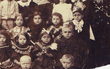 Kobiety - opiekunki w ochronce, prawdop. w Kcyni, pocz. XX w. Z archiwum Zbigniewa Prusaka 
