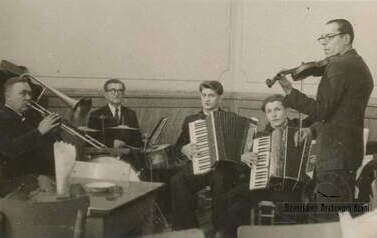 Zesp&oacute;ł muzyczny w składzie m.in. Henryk Pezacki i p. Meller. Kcynia, 15.02.59 r. Z archiwum A. Pezackiego 