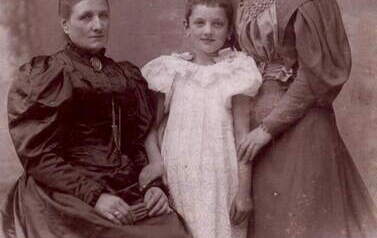 Ok. 1896 r. Od lewej: Waleria Fink i jej siostrzenice: w środku Ludmiła (c&oacute;rka Anny), p&oacute;źniej Radomska; z prawej Stanisława (c&oacute;rka Anieli), p&oacute;źniej Broekere. Z archiwum rodziny Majewskich 