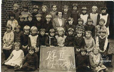 Kl. II. Rok szkolny 1929.30. Z archiwum Wojciecha Niedźwiedzińskiego 