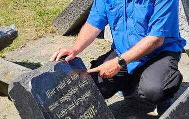 Przy macewie pradziadka Lessera Seemana, 22.06.2023 r.
