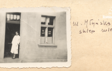 Ulica Młyńska w Kcyni, sklep mleczarski, lata powojenne. Z archiwum Elżbiety Czaplickiej