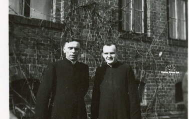Od lewej ks. Eugeniusz Ryszka z księdzem o nieustalonej tożsamości, 1955 r. 