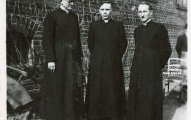 Uroczystość prymicyjna ks. Eugeniusza Ryszki. Na tyłach plebanii przy ul. Farnej w Kcyni, 1955 r. 