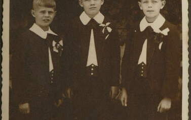 Podpis pod zdjęciem: Janek, Oleś i Zbyszek I. komunia święta, 1935 r. Z archiwum Barbary Sobowiec (zbiory rodziny dr. Stanisława Jedwabnego)