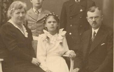 Podpis pod zdjęciem: Rodzina Jedwabnych II.1939 r. Z archiwum Barbary Sobowiec (zbiory rodziny dr. Stanisława Jedwabnego)