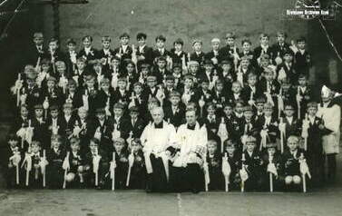 Pierwsza Komunia św. 1974 r. Na zdjęciu: ks. K. Wnuk (proboszcz), ks. Adam Zasada, pan Kanarkowski (kościelny). Z archiwum Doroty Kozłowskiej 