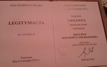 Legitymacja nadania Krzyża Wolności i Solidarności. Z archiwum Pawła Cieślewicza 