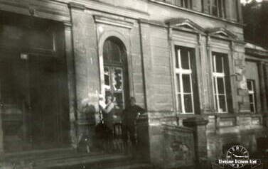Przed wejściem do pałacu w Rozpętku, 1980 r. Z archiwum A. Maludzińskiej