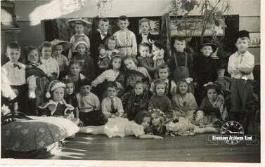 Zabawa karnawałowa w przedszkolu, ok. 1955 r. Z archiwum Beaty Mrowińskiej 