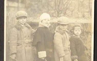 Podpis pod zdjęciem: Oleś, Bożenka, Zbyszek, Urszulka "na jajkach", kwiecień 1934 r. Z archiwum Barbary Sobowiec 
