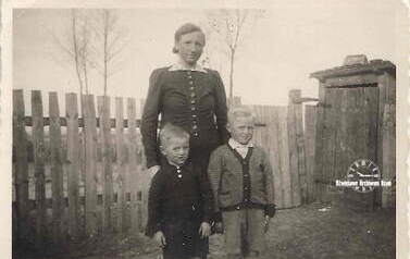 Moja babcia Klara Neas ze swoimi synami Rudim (z prawej) i Heinzem (z lewej) w ich ogrodzie w Ludwikowie w 1944 r.