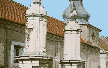 Figury św. Wawrzyńca i św. Jana Nepomucena przed kcyńską Kalwarią, zdjęcie ok. 1912 r. Nadesłał Tomasz Kmiotek 