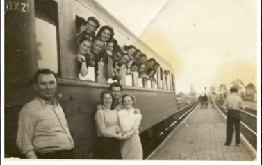 Ch&oacute;r Echo rusza w podr&oacute;ż pociągiem do Warszawy, 1958 r. Z archiwum Marii Hemerling 