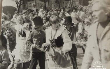 Poch&oacute;d pierwszomajowy, po prawej Mariola Idzińska, po lewej Irena Kalka, za chłopcem Krystyna Sarnowska, kt&oacute;ra nauczyła mnie haftować w świetlicy, ok. 1976 r.
