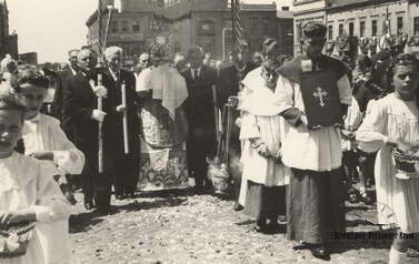 Boże Ciało. Wacław Nowak, St. Jedwabny, ks. Sojka. 1967. Z archiwum Barbary Sobowiec 