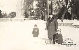 Zimowa Kcynia. Styczeń 59 r. W tle (w centrum) widoczna bryła kościoła ewangelickiego. Z archiwum Barbary Sobowiec 