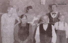 Bronisława i Jan Kaczmarkowie (siedzą). Stoją c&oacute;rki, w środku c&oacute;rka Monika, kt&oacute;ra trzyma na rękach syna Bogdana. Grocholin 1943 r. 