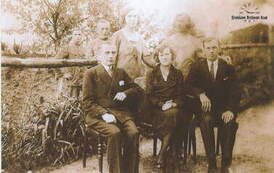 Grocholin 1931 r. Rodzeństwo Budzińskich w gościnie u rodzic&oacute;w - Jana i Franciszki: stoją: Jadwiga i Helena, siedzą od prawej Władysław z żoną Pelagią (mieszkali w Grudziądzu) i J&oacute;zef, kt&oacute;ry przyjechał z Gdyni