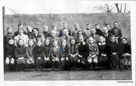 Szkoła Podst. w Kcyni, klasa IV. Na zdjęciu nauczyciele: m.in. Andrzejewska, Erdman. 1957 r. Z archiwum Stanisława Pilarskiego