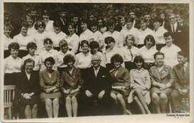 Rozdanie świadectw matural. 10.06.66 r. Od lewej siedzą: Z. Czarnecka (j.franc.), I. Grochowska( historia), J. Kamrowska (matematyka), wychow.Zalski (dyr. LO), B. Zdrojewska (chemia), K. Paschke (j polski), St. Pilarska (fizyka), J. Rawłuszewicz (j.ros.)