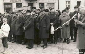 Odsłonięcie rzeźby gen. K. Grudzielskiego. Przemawia Franciszek Hylla. Z archiwum Henryka Wesołowskiego