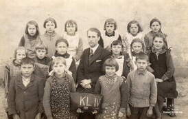 Kl. IV szkoły powszechnej w Kcyni. Nauczyciel Franciszek Palinkiewicz. Ok. 1934-35 r. Z archiwum Ewy Reginy Siwkowskiej-Rogalskiej