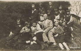 Napis na odwrocie: Pamiątka z Malic, w ogrodzie u pp. Zawickich, kl. VII, 1930. Z archiwum Zbigniewa Prusaka 