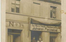 Ewolucja szyld&oacute;w - szyld w języku niemieckim Johann Poczekaj 
