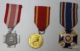 Odznaczenia Henryka Kozłowskiego - od lewej: krzyż Armii Krajowej, medal za Warszawę, krzyż za zasługi da Związku Kombatant&oacute;w RP i byłych więźni&oacute;w politycznych. 