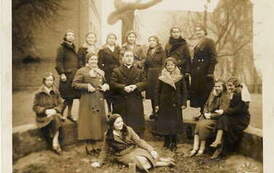 Stowarzyszenie Młodych Polek z ks. Franciszkiem Jędrzejewskim, 11.03.1934 r. Zdjęcie wykonane w pobliżu Sem.Nauczycielskiego. Z archiwum Stanisława Pilarskiego 