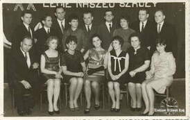 XX lecie LO. Stanisława Pilarska 2. od prawej (siedzi), 10.65 r. Z archiwum Stanisława Pilarskiego