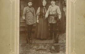 Stanisław, Klara Kaźmierczakowie i praktykant z zabitym wilkiem, 1905 r.