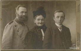 Feliks Jabłoński (z prawej) z rodzicami: Konstantym i Anną. Ok. 1910. 