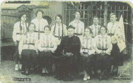 Stowarzyszenie Młode Polki. Ze sztandarem Cyryla Grabiszewska, Kcynia 1936 r. Ks. Czesław Koczorowski. Z archiwum Wiesławy Paszkiewicz 